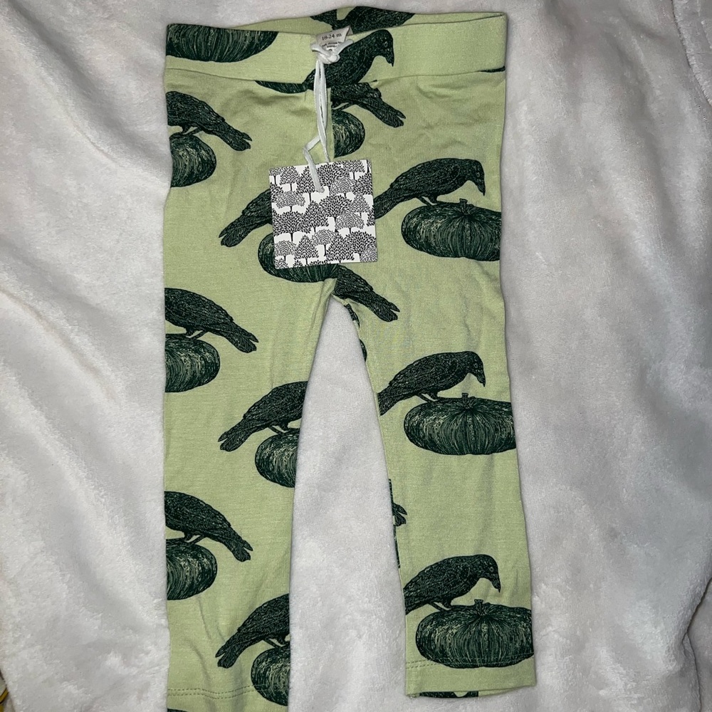 Kate Quinn leggings